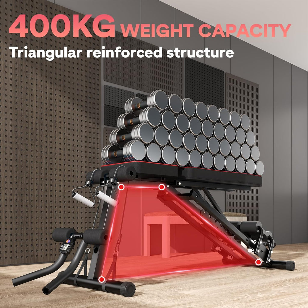 Máquina de fitness con capacidad de peso de 400KG y estructura triangular reforzada en entorno de gimnasio.