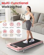 Mujer usando una plataforma para caminar multifuncional de color rosa en una sala de estar.