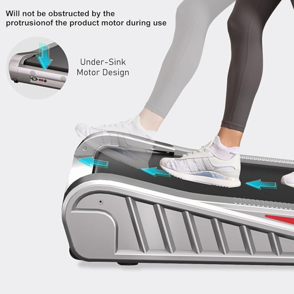 Persona que utiliza una máquina de pasos portátil con texto resaltando el diseño del motor debajo del fregadero.