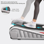 Persona que utiliza una máquina de pasos portátil con texto resaltando el diseño del motor debajo del fregadero.