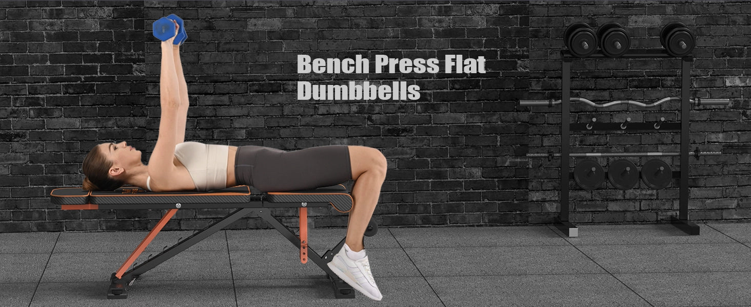 Persona realizando press de banca con mancuernas en un gimnasio