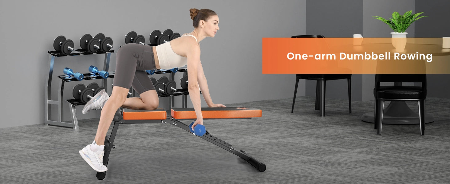 Mujer realizando el ejercicio de remo con mancuernas con un brazo en un entorno de oficina en casa con equipos de gimnasio.