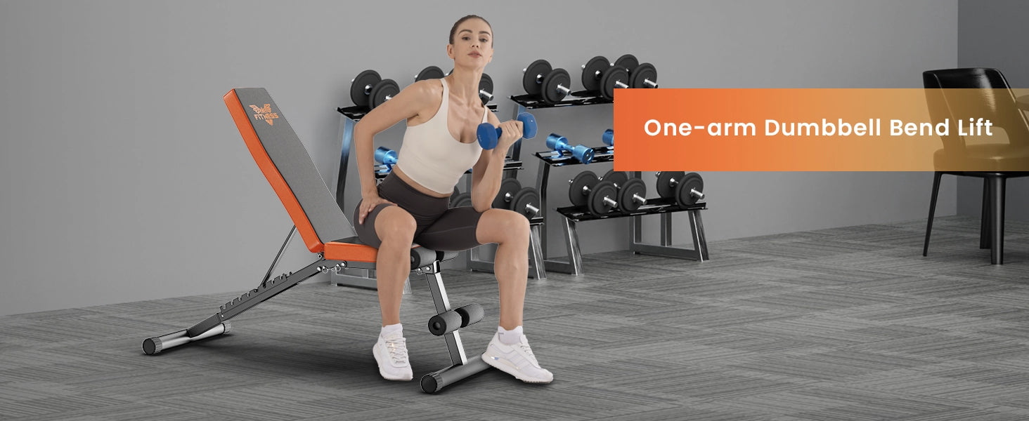 Persona que realiza un levantamiento de mancuernas con un solo brazo en un banco de pesas.