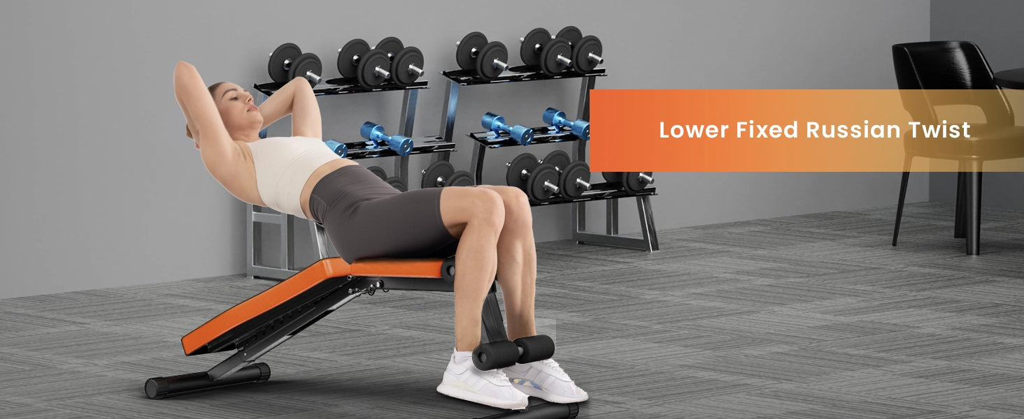 Persona realizando un ejercicio de torsión rusa fija inferior en un banco de pesas.