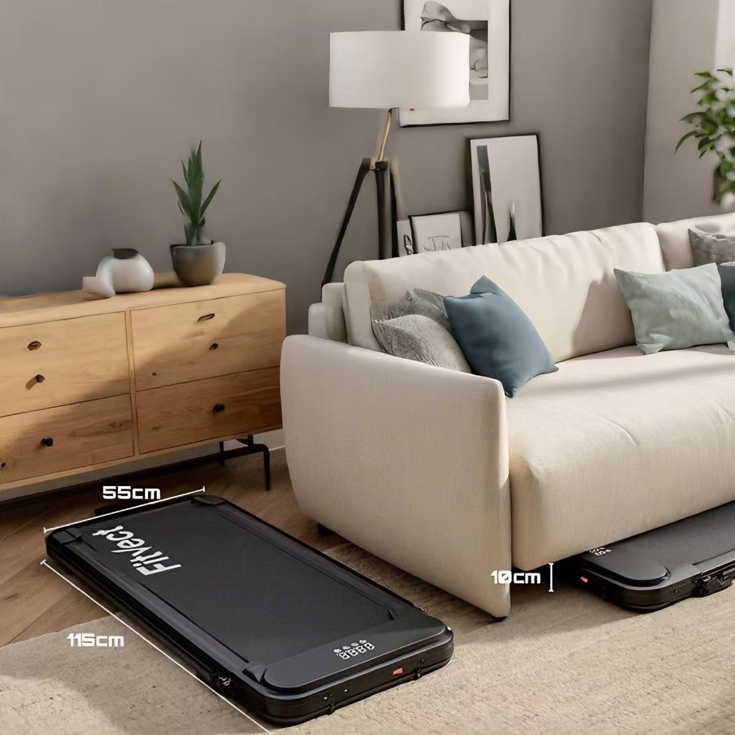 Maleta negra sobre un suelo de madera con un sofá beige y un armario de madera al fondo.