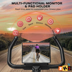 Manillar de bicicleta con monitor que muestra a un ciclista en una carretera, con un fondo de puesta de sol.